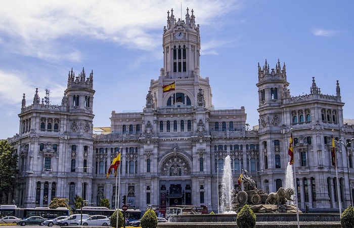 reclamar al ayuntamiento por cada en la calle